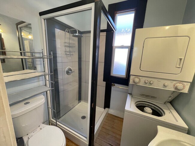 Building Photo - Charming 3 Bed 2 Bath in Downtown Denver.