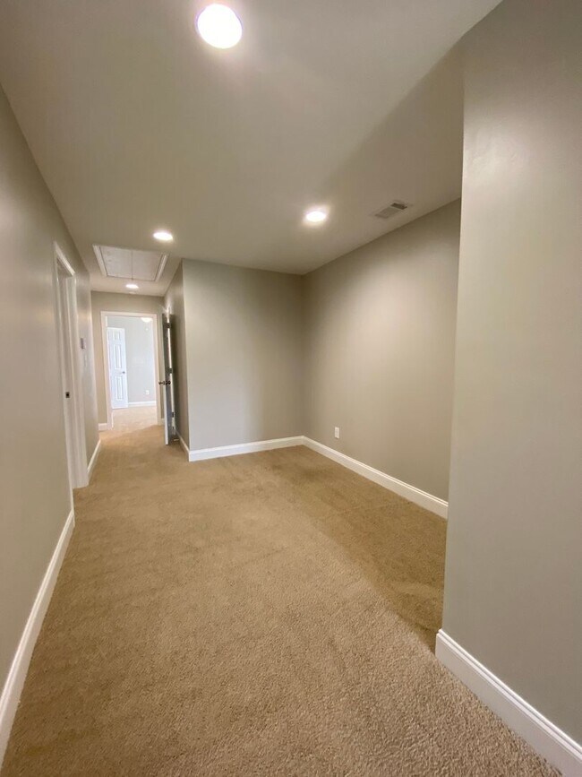 Building Photo - 162 Strickland Ave