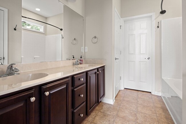 Building Photo - Wonderful Home in Arden