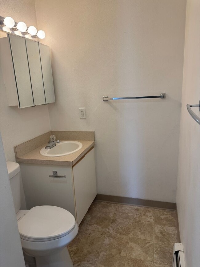 Building Photo - Spacious condo unit in East Anchorage