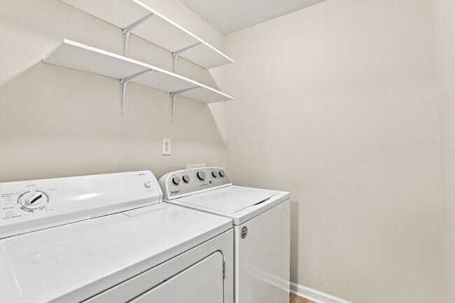 Building Photo - Spacious End Unit Townhome!