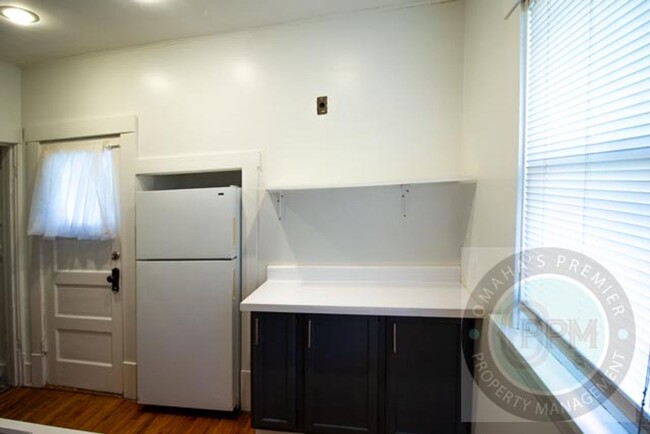 Building Photo - Cozy renovated 2 bedroom 1 bath in the hea...