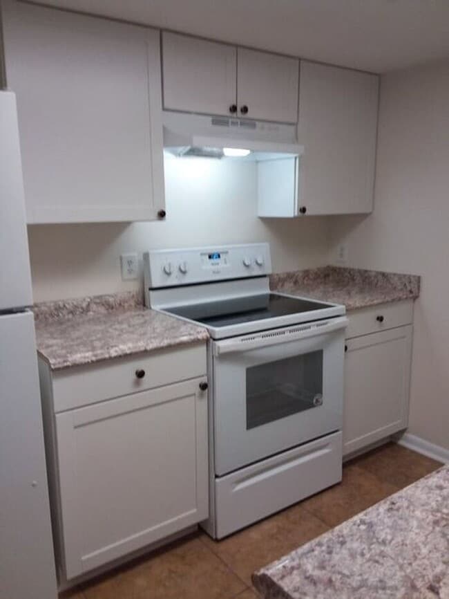 Building Photo - Beautiful 2/2 townhome located near NAS Jax