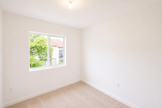 Building Photo - 5085 SW 37th St