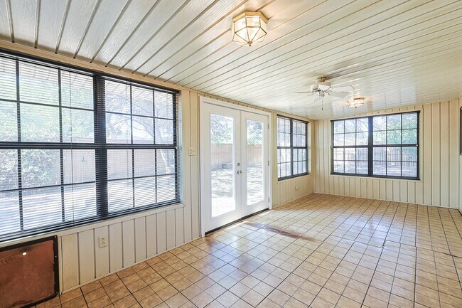 Building Photo - Spacious 3/2/2 near McCullough Park