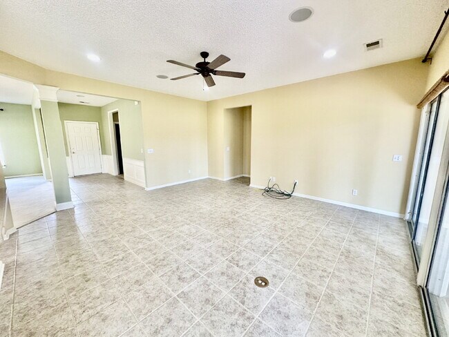 Building Photo - Outstanding Two Bedroom Home in Sun City!