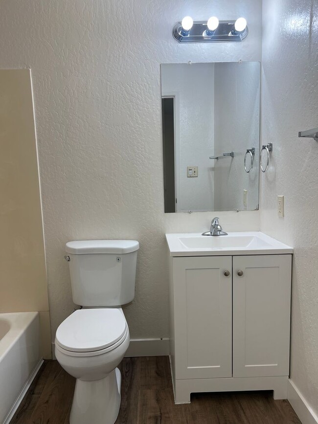 Building Photo - UPDATED 2 BEDROOM CONDO!!