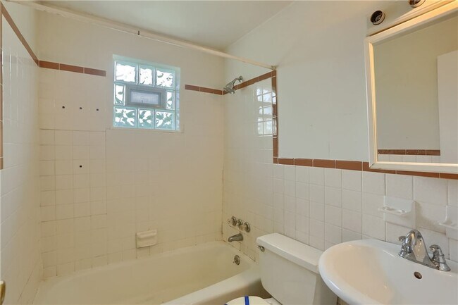 Building Photo - 448 Brierly Ln
