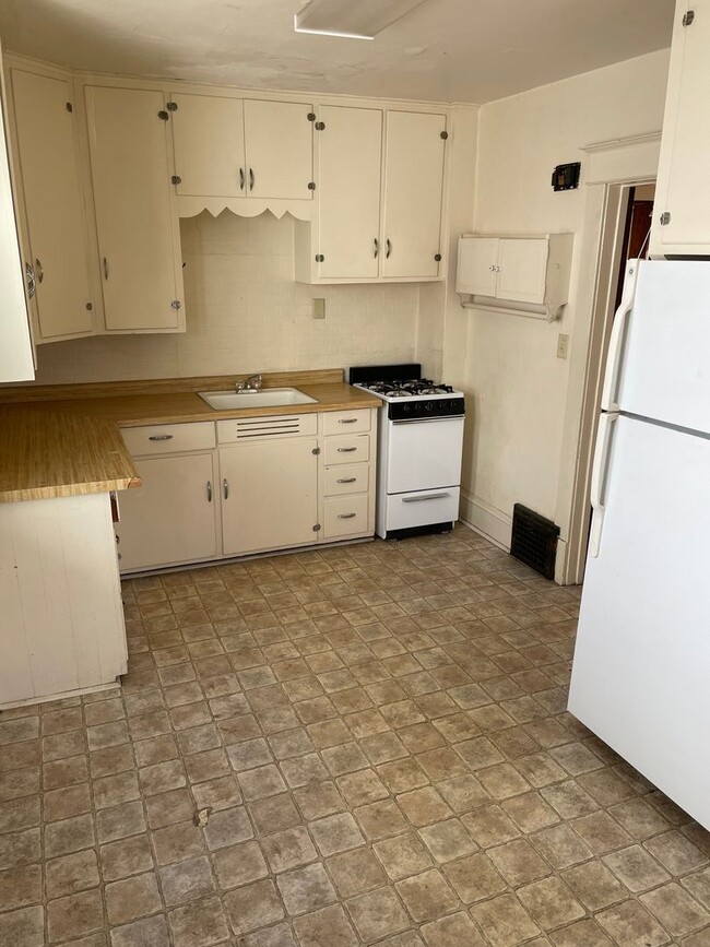 Building Photo - Cherry, 919