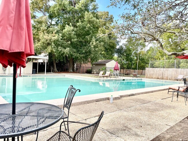 Building Photo - 3 BR 2.5 BA Luxury Townhouse