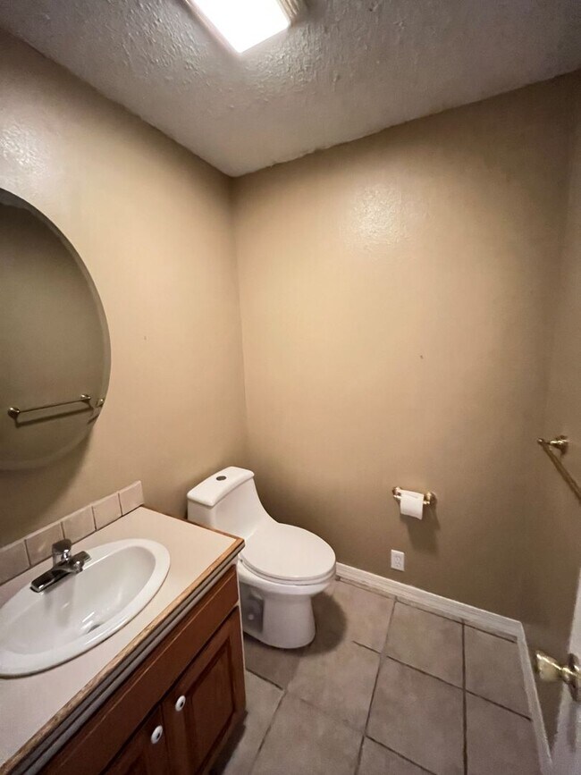 Building Photo - 3 bedroom 1. 5 bath home in Rogers / fence...