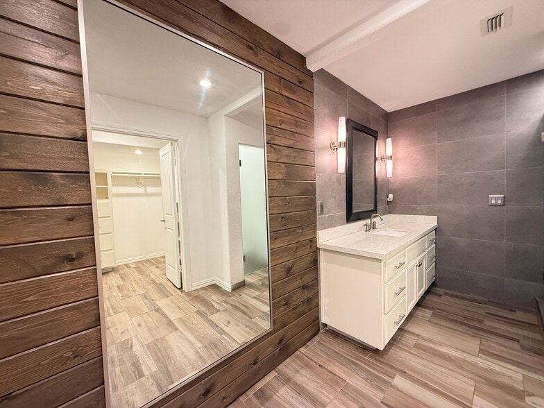 Building Photo - 135 Country Club Rd