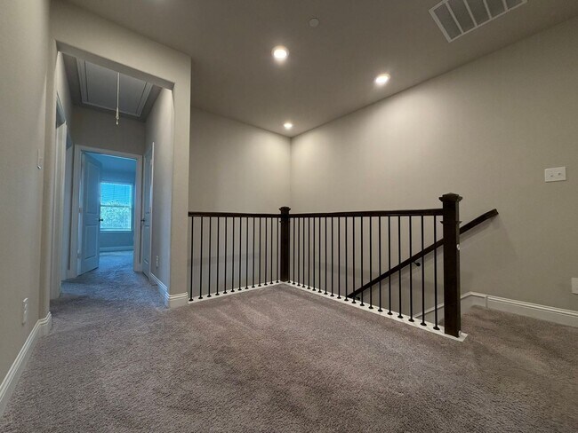 Building Photo - 624 Hutchinson Ln