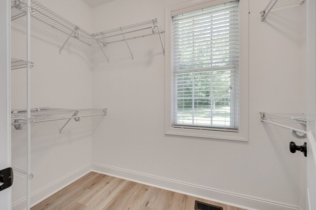 Building Photo - Beautiful 3 bedroom 2 bath Ranch with Bonu...