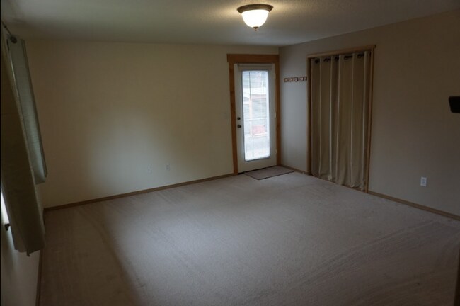 Building Photo - Spacious Westside 3-Bdrm + office & fenced yard!