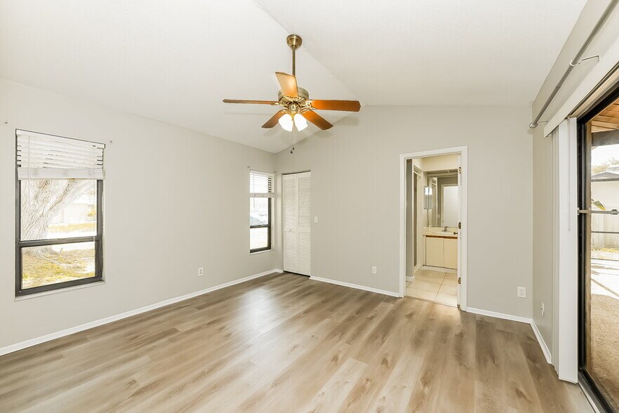 Building Photo - 4725 Country Oaks Blvd