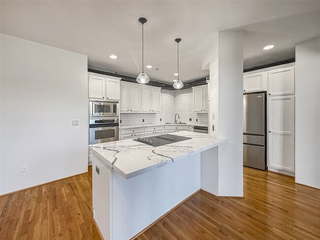 Building Photo - 1005 S Shepherd Dr