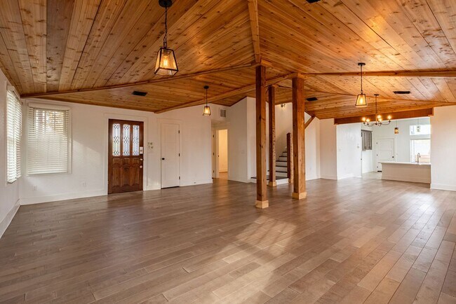 Building Photo - Tip Tier Views at this Beautiful 4 bedroom, 3 bathroom home in Central East Austin!!!