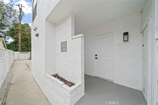 Building Photo - 961 W 21st St