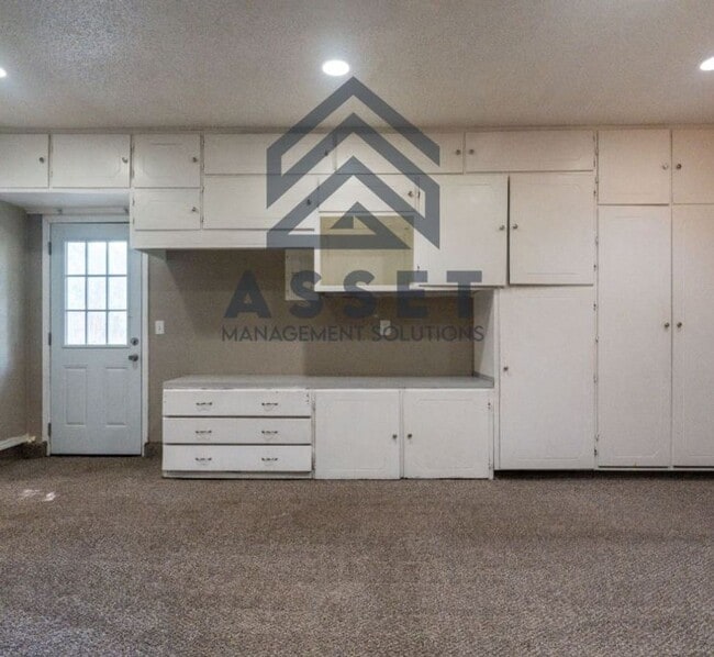 Building Photo - Cute 5 Bedroom House!