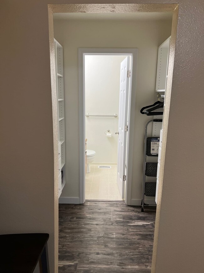 Walk-in-closet - 7371 Huntsmen Cir