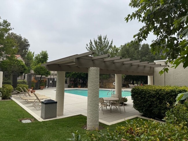 Building Photo - 3 bed, 2 1/2 bath Townhome located in Chat...