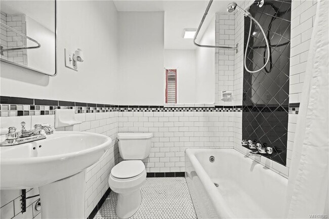 Building Photo - 411 Breckenridge St