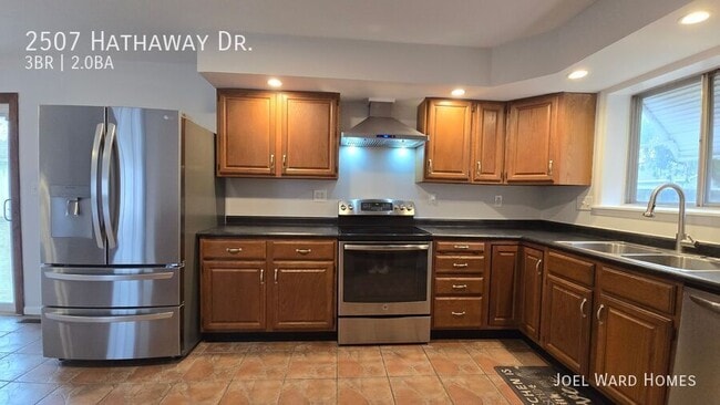 Building Photo - 2507 Hathaway Dr