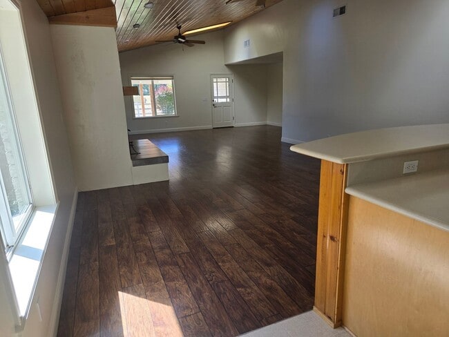 Building Photo - 3130 S River Rd
