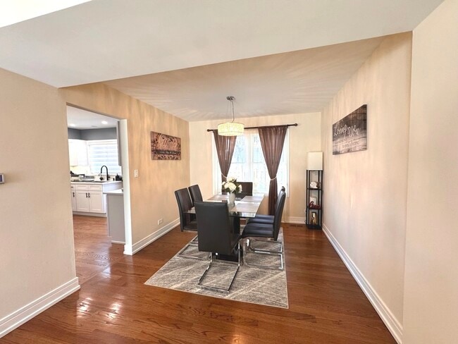 Building Photo - 2210 Clifton Pl