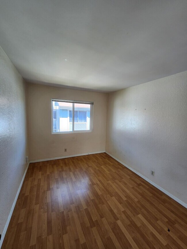 Building Photo - 3 Bedroom 2 Bath Upper Unit in Mira Mesa