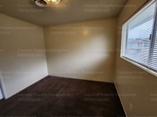 Building Photo - Townhouse unit. 2 bedrooms 1.5 bath call o...