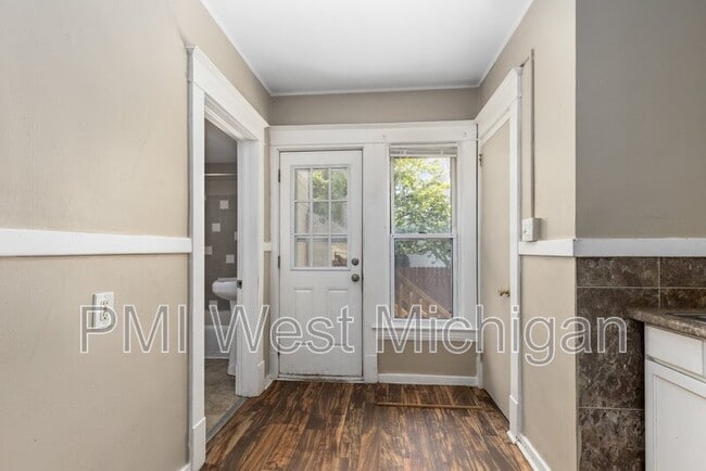 Building Photo - 1051 Pine Ave NW