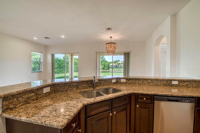 Building Photo - 172 Manor Cir