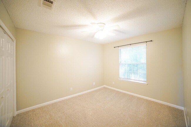 Building Photo - 1100 Greentree Ct