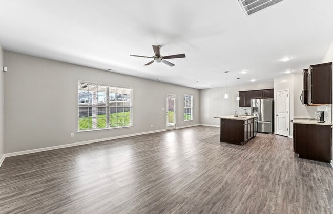 Building Photo - 4-Bedroom with Fenced Yard