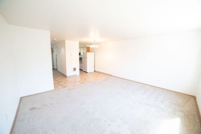 Building Photo - Townhome with Fresh Updates!!