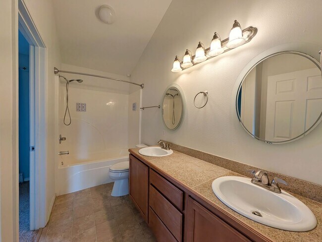 Building Photo - Unfurnished, 3Bd/2.5Ba Townhome, Long Term...