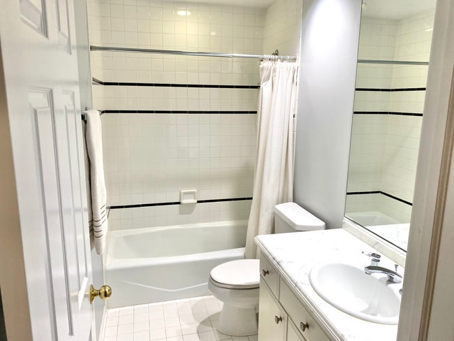 2nd Full Bathroom - 2017 N Lincoln Ave