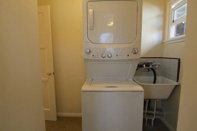 Building Photo - 1316 Centinela Ave