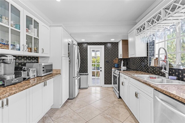 Building Photo - 9901 SW 35th Terrace