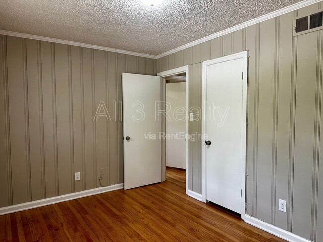 Building Photo - 1009 Rosedale Dr