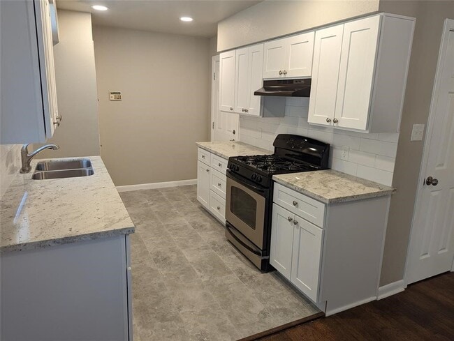 Building Photo - 5622 Elmlawn Dr