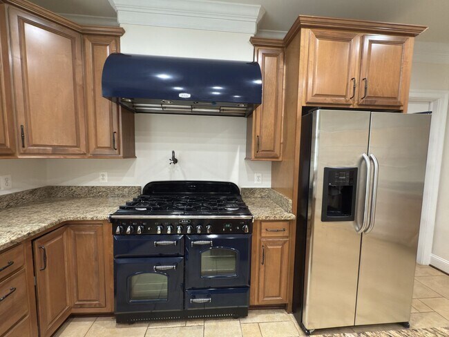 Building Photo - Spacious 4 Bed 5.5 Bath Home in Annandale,...