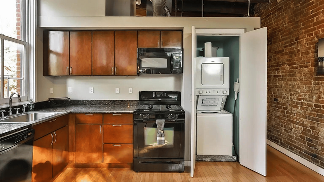 Kitchen with washer/dryer - 2903 Wisconsin Ave