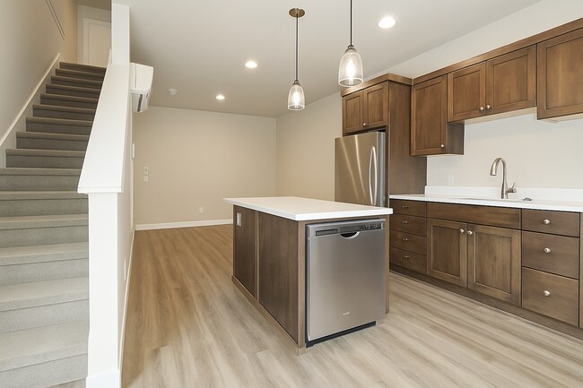 Building Photo - Adorable 2x2 with easy access to the river trails, and all utilities included!