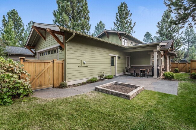 Building Photo - Grand Northwest Crossing Home. Fully furnished monthly rental. Walk to Compass Park. All Utilitie...