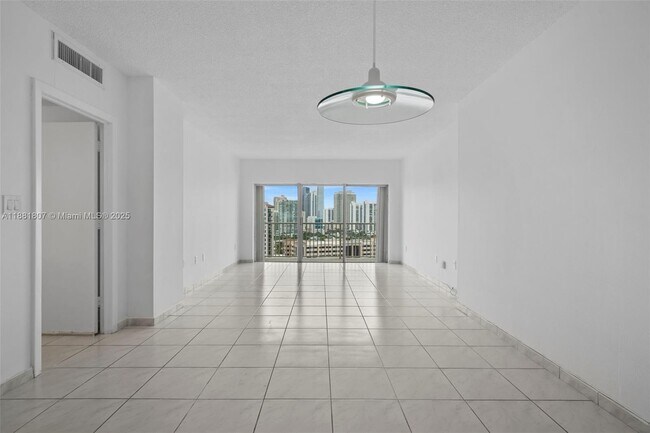 Building Photo - 300 Bayview Dr