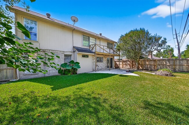 Building Photo - 813 Lakeview Dr