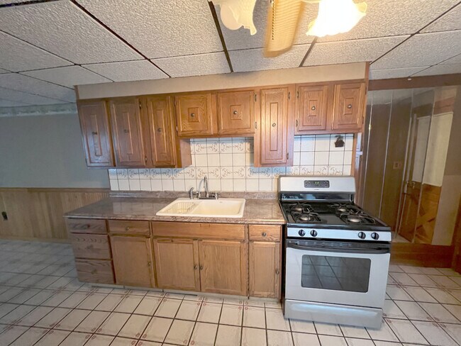 Building Photo - 27 Lexington St